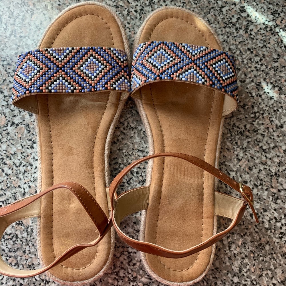 Adorable like new sandals